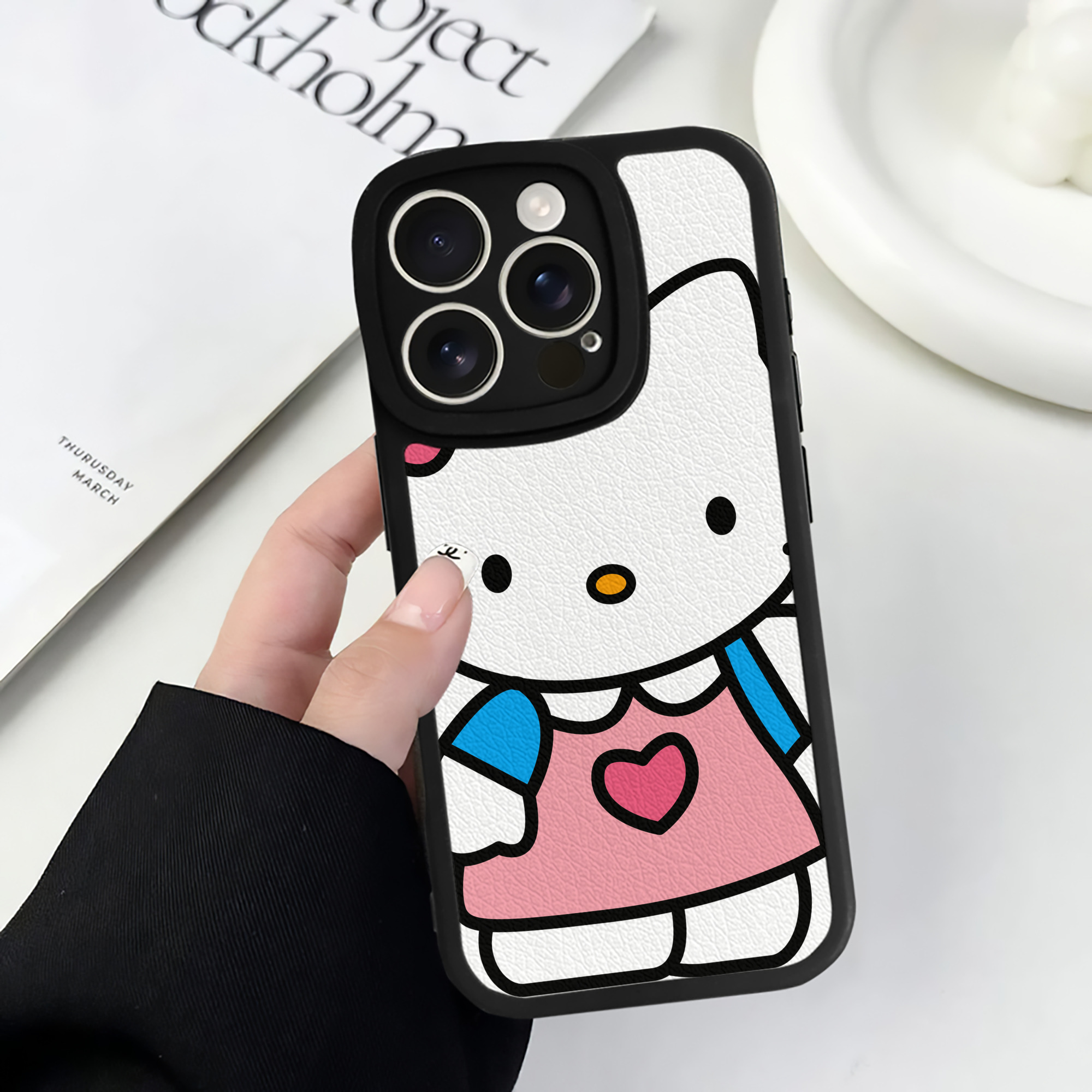 （画像用） Hello Kitty ハローキティ 【iPhone 16シリーズ対応】シリコンスマホケース（レザー調） 材質：シリコン